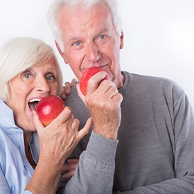 patients with dentures eating apples